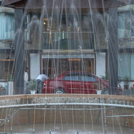 The Chinar Srinagar Hotel Bagian luar foto