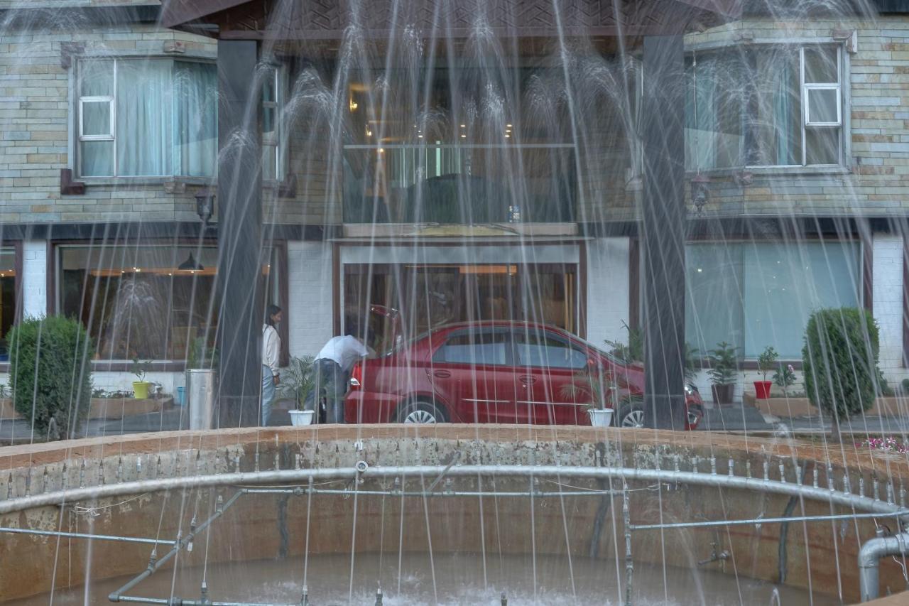 The Chinar Srinagar Hotel Bagian luar foto