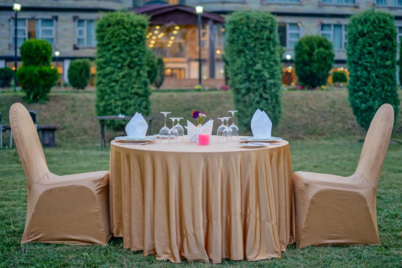 The Chinar Srinagar Hotel Bagian luar foto