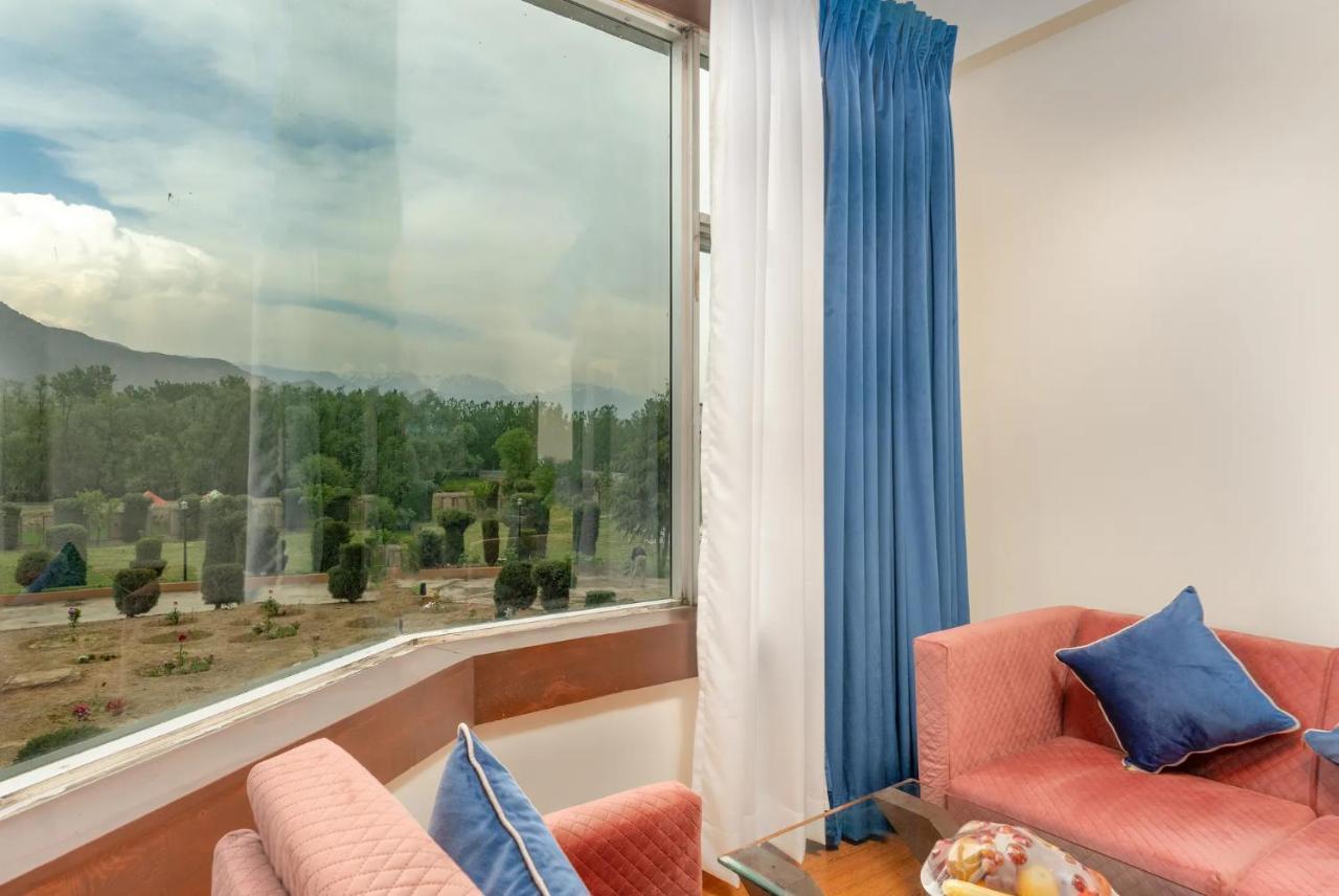 The Chinar Srinagar Hotel Bagian luar foto
